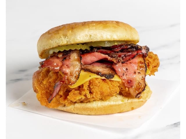 NY CHICKEN SANDWICH W/ FRIES.